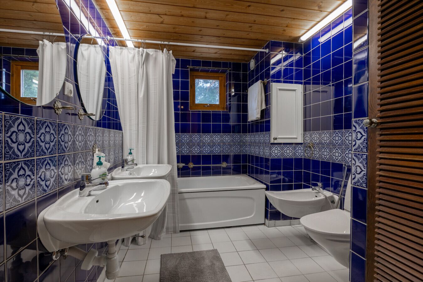 Haartrockner, Handtücher, Seife, Toilettenpapier