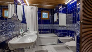 Haartrockner, Handtücher, Seife, Toilettenpapier