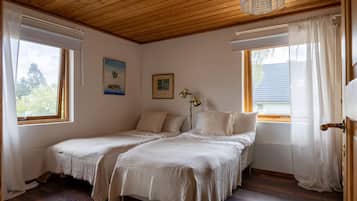 4 bedrooms, desk, iron/ironing board, WiFi