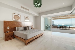 3 habitaciones, tabla de planchar con plancha y cuna de viaje