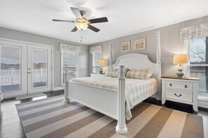 4 makuuhuonetta, tallelokero huoneessa, silitysrauta/-lauta