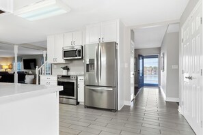 雪櫃、微波爐、焗爐、爐具