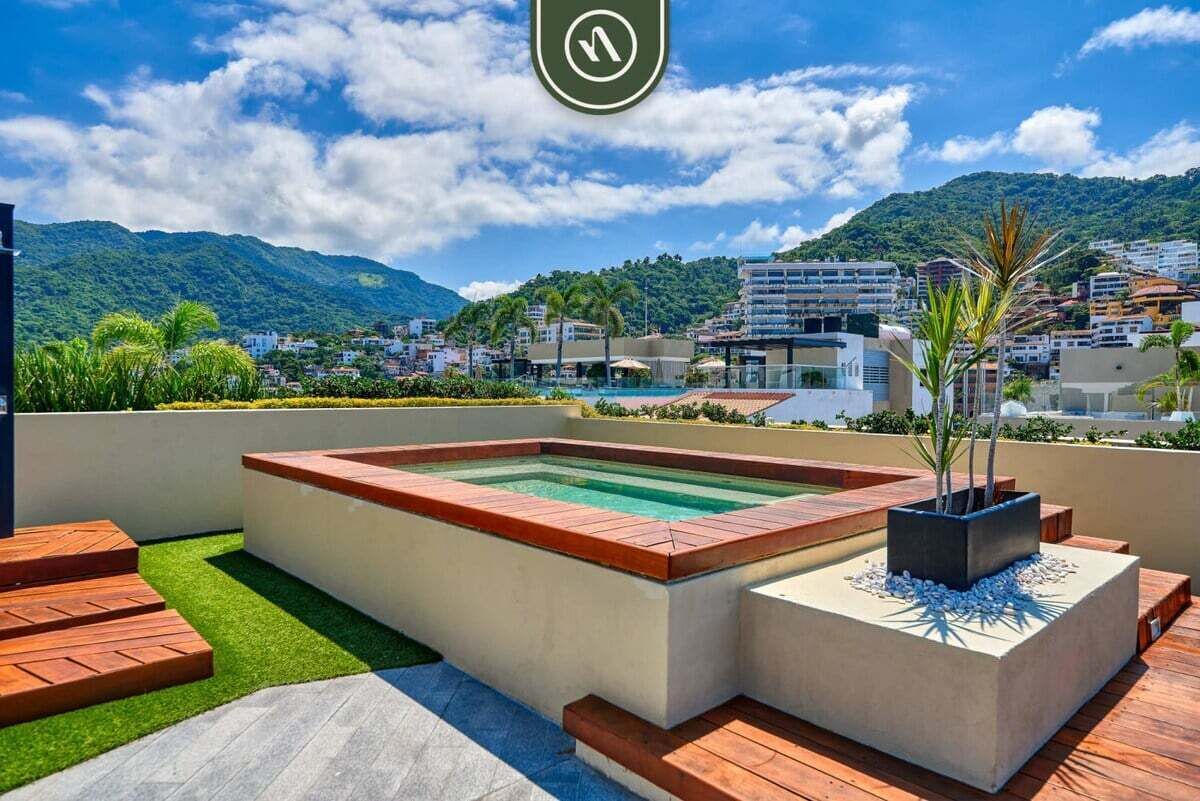 Ein Poolbereich auf dem Dach mit einem rechteckigen Pool, Holzstufen und einem Pflanzgefäß mit einer Pflanze.