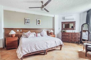 2 quartos, escrivaninha, ferros/tábuas de passar roupa, berço de viagem