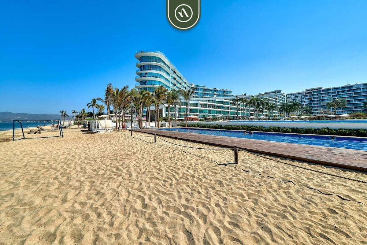 Plage, chaises longues