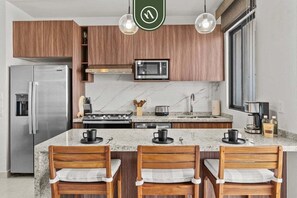 Een koelkast, een microgolfoven, een oven, een kookplaat