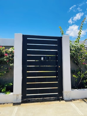 Pintu masuk properti