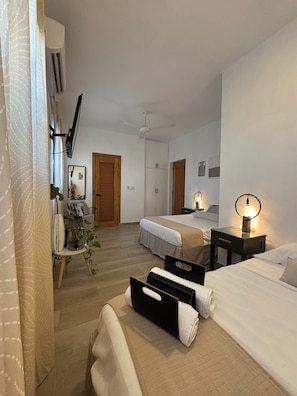 Villa familiar | Escritorio y espacio para trabajar con laptop 