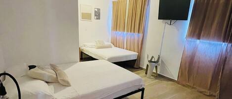 Family Villa | Desk, laptop workspace, iron/ironing board, free WiFi