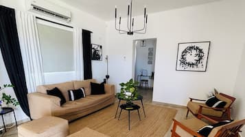 Villa familiar | Área de sala de estar | Smart TV de 42 pulgadas con canales digitales y Netflix