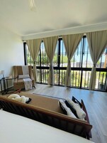 Family Villa | Desk, laptop workspace, iron/ironing board, free WiFi