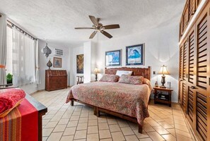 2 quartos, escrivaninha, ferros/tábuas de passar roupa, berço de viagem