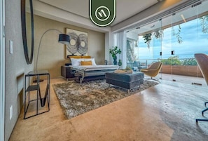 Une chambre moderne avec un lit, un bureau, une chaise et un balcon offrant une vue agréable.