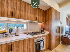 Frigorífico, microondas, horno y placa de cocina