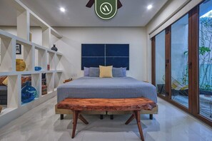 1 habitación, escritorio, tabla de planchar con plancha y cuna de viaje 