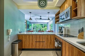 Geladeira, micro-ondas, fogão, cooktop