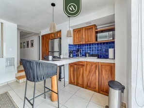 Kühlschrank, Mikrowelle, Herdplatte, Wasserkocher mit Kaffee-/Teezubehör