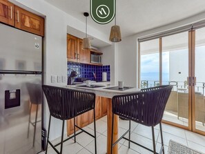 Refrigerador, microondas, parrilla de estufa y cafetera y tetera 