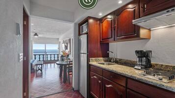 Refrigerador, microondas, parrilla de estufa y cafetera y tetera