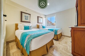 Une chambre d’hôtel avec deux lits, un plancher en bois et une vue sur l’extérieur.