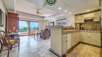 CafetiĂšre/bouilloire, tables Ă manger