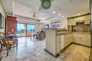 Cafetière/bouilloire, tables à manger