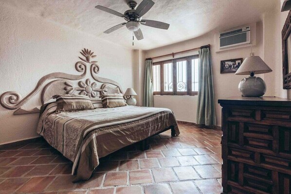 2 soverom, skrivebord, strykejern/-brett og reiseseng for barn