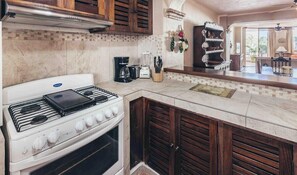 Réfrigérateur, four à micro-ondes, un four, surface de cuisson