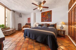 2 slaapkamers, een strijkplank/strijkijzer, reisbedje, wifi