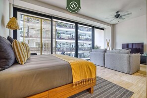 1 chambre, bureau, fer et planche à repasser, lit parapluie