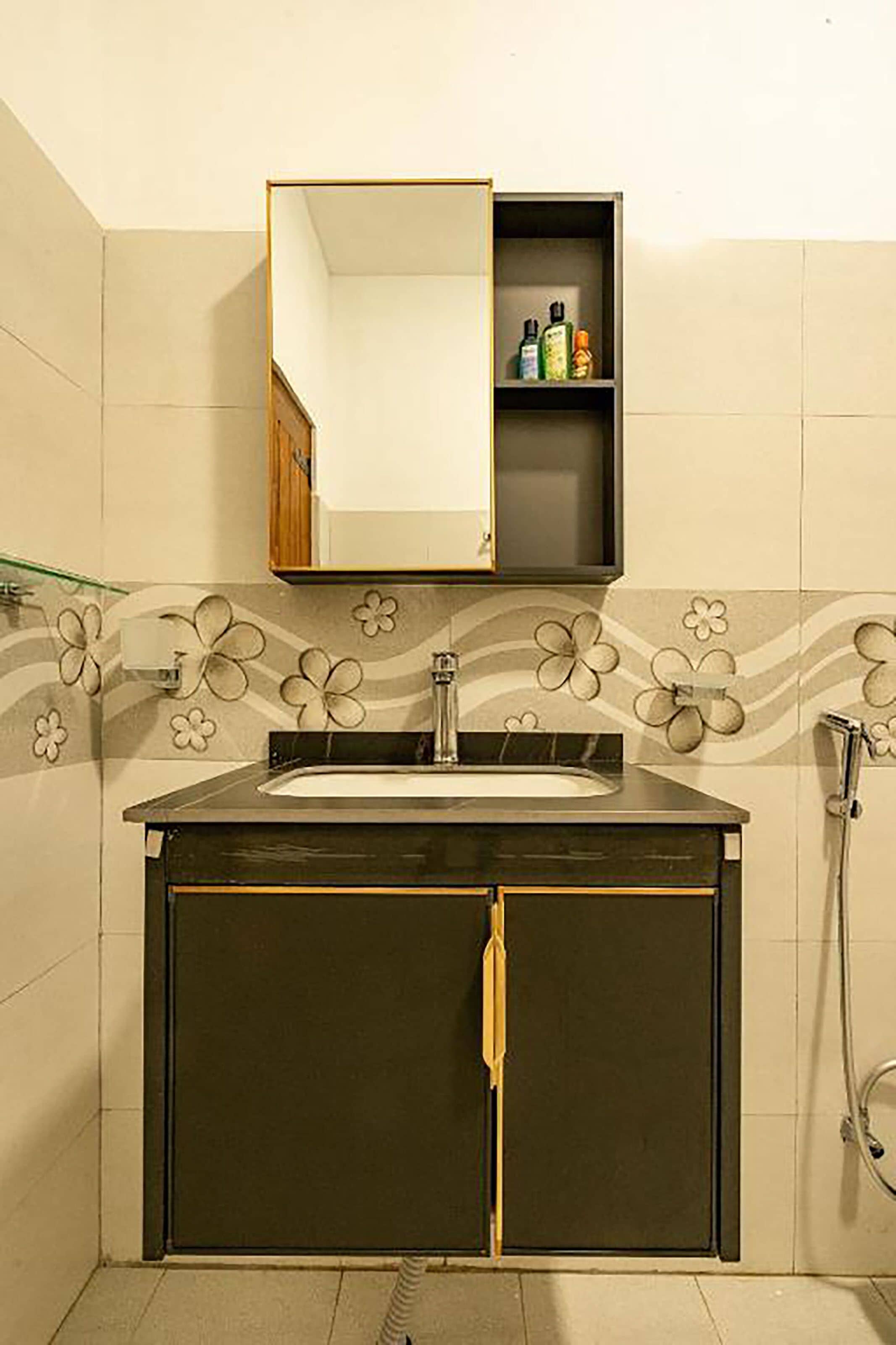 Une salle de bain avec un lavabo, un miroir et un meuble de rangement.