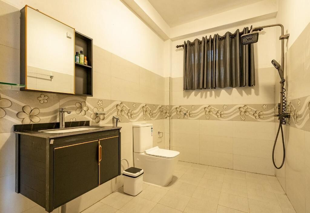 Chambre Familiale, balcon, vue montagne | Salle de bain