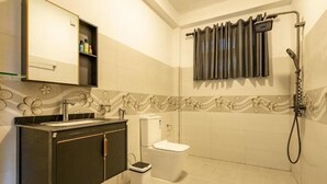 A bathroom with a sink, toilet, and shower. - Ella Ostella (Ella)