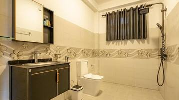 Chambre Familiale, balcon, vue montagne | Salle de bain