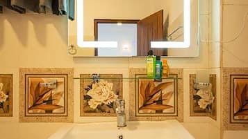 Habitación doble Deluxe, balcón | Baño