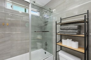 Haartrockner, Handtücher, Seife, Toilettenpapier