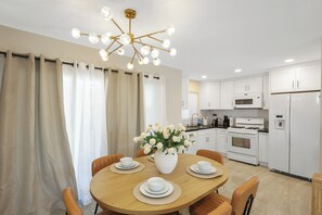 Private kitchen - Outstanding 2beds/2baths Home Close to Pier/Beach (Huntington beach)