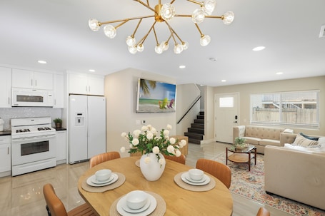 Interior. Outstanding 2beds/2baths Home Close to Pier/Beach