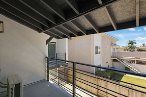 Property grounds - Outstanding 2beds/2baths Home Close to Pier/Beach (Huntington beach)