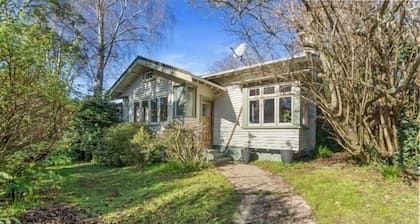 Hamilton Hideaway - Close to Town