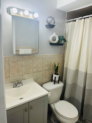 Douche, serviettes fournies, savon, papier toilette