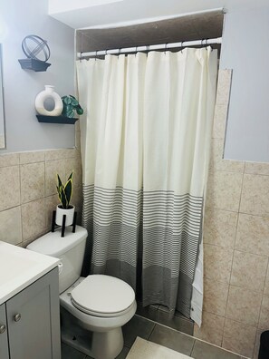 Dusche, Handtücher, Seife, Toilettenpapier