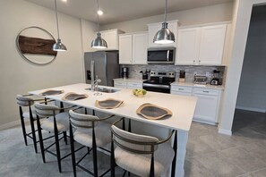 Réfrigérateur, micro-ondes, four, lave-vaisselle