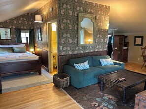 1 chambre, bureau, fer et planche à repasser, lit de bébé portatif