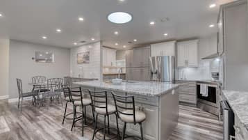 雪櫃、微波爐、焗爐、爐具