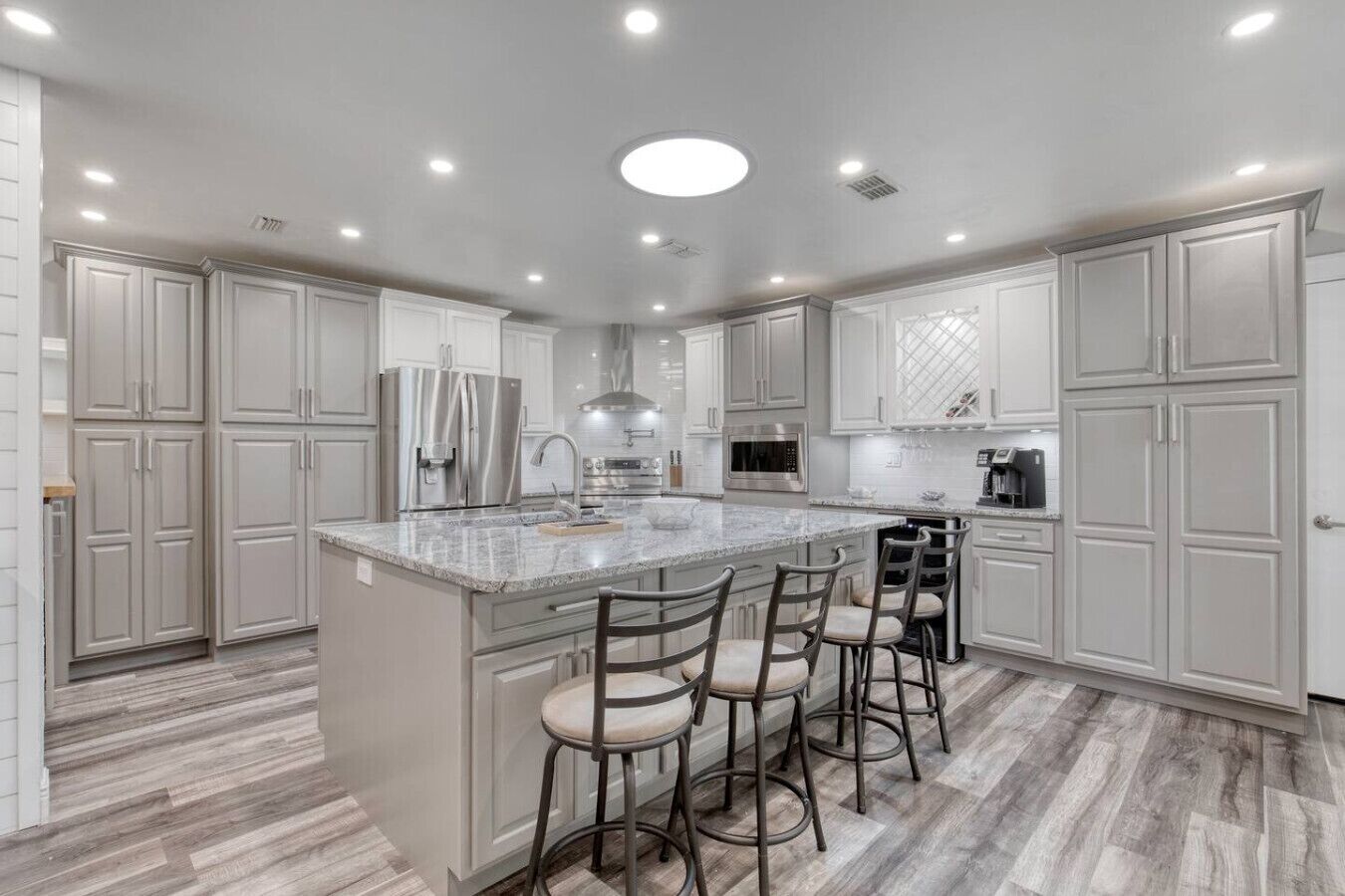 Kjøleskap, mikrobølgeovn, ovn og kokeplater