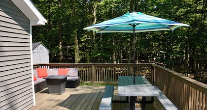 Stylish 2-Bedroom Ski/Lake House with AC in Masthope Mountain Community