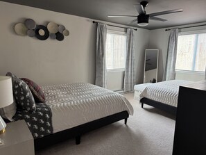 2 quartos, escrivaninha, ferros/tábuas de passar roupa