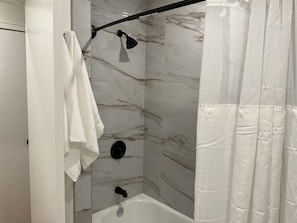 Haartrockner, HandtĂŒcher, Seife, Toilettenpapier