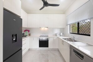 Refrigerador, microondas, horno, lavavajillas